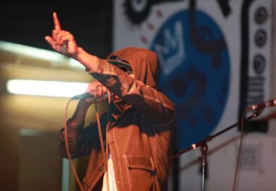 Tchad : Treize, le rappeur cagoulé qui embrase la scène musicale avec son talent unique