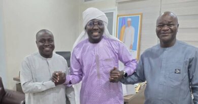 Tchad : Instant admiration : Abakar Bichara rend un hommage appuyé à deux artisans de l’excellence académique