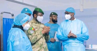 Mali: Attaques du 25 avril : le Général Goïta au chevet des blessés et promet d’achever le combat du Général Sadio Camara