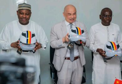 Tchad : Sécurité routière à N’Djamena : L’Ambassade de Chine offre 1200 casques aux moto-taxis