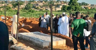 Cameroun : Le Colonel El Hadj Hamad Kalkaba Malboum rejoint son Créateur, Larmes et prières au cimetière musulman de Yaoundé Cameroun : Le Colonel El Hadj Hamad Kalkaba Malboum rejoint son Créateur, Larmes et prières au cimetière musulman de Yaoundé