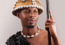 Cameroun : Cuir, godo et broderie : Hamza Fakil, le styliste qui valorise le patrimoine sahélien et transforme la mode en moteur d’emplois.
