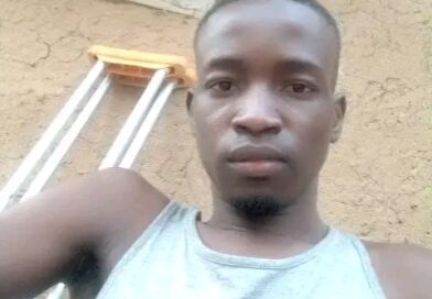 Tchad :Mbaihadjim Mbainodjiel Josué : « Je ne peux même pas nourrir mon enfant », cinq ans à boiter, ce père supplie qu&rsquo;on lui sauve la jambe