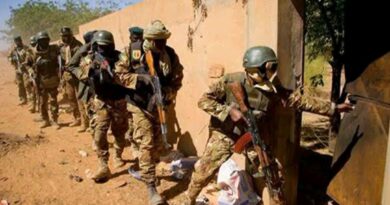 MALI: L’armée revendique la destruction d’un convoi ennemi et la neutralisation d’une centaine de combattants lors d’opérations conjointes avec Africa Corps