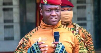 Burkina Faso : Ibrahim Traoré révolutionne le doctorat – fin des thèses « papier », place à la fabrication concrète !