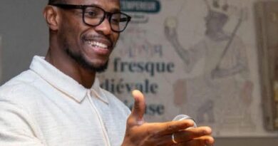 Guinée : Yaya Ezail Kassé : quand la poésie guinéenne s’écrit dans le marbre et s’élève sur scène Guinée : Yaya Ezail Kassé : quand la poésie guinéenne s’écrit dans le marbre et s’élève sur scène