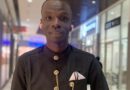 Cameroun : Biochimie ou micro ? la double vie d’oking josué, le reporter qui fait trembler les stades