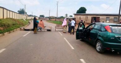 Côte d’Ivoire : Bouaké : Des mères de famille bloquent la voie Sokoura-Belleville pour exiger des dos d’âne devant une école Côte d’Ivoire : Bouaké : Des mères de famille bloquent la voie Sokoura-Belleville pour exiger des dos d’âne devant une école